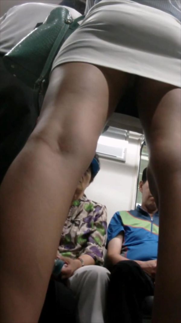 @20208216664 用户上传：地铁上偷拍抄底制服少妇